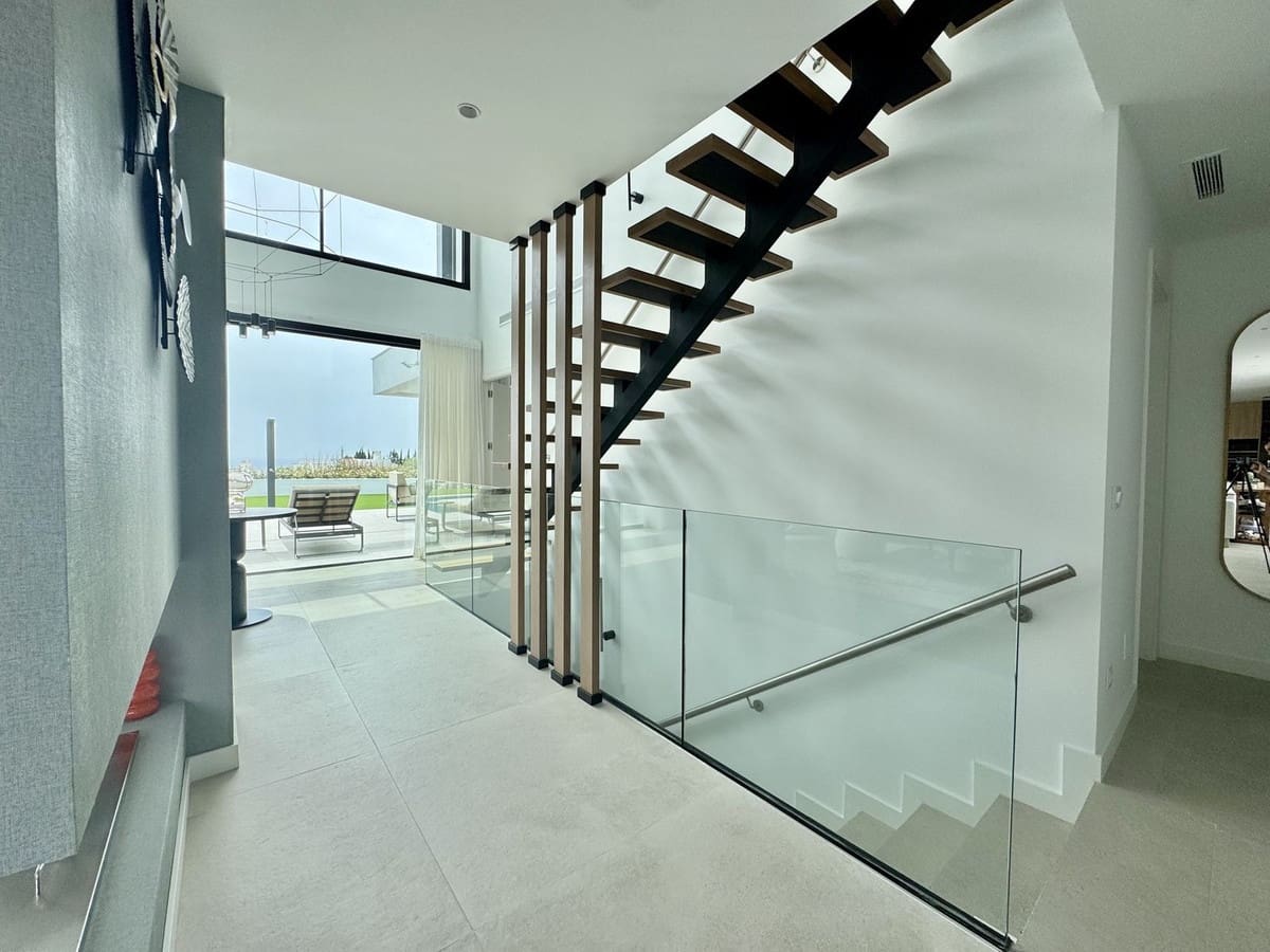 6 makuuhuone Huvila myytävänä paikassa Estepona mukana uima-altaan - 2 980 000 € (Ref: 9081880)