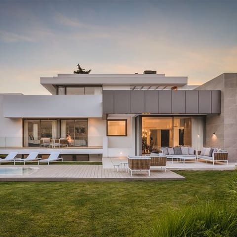4 soveværelse Villa til salg i Parque Central, Estepona med swimmingpool - € 2.250.000 (Ref: 9081882)