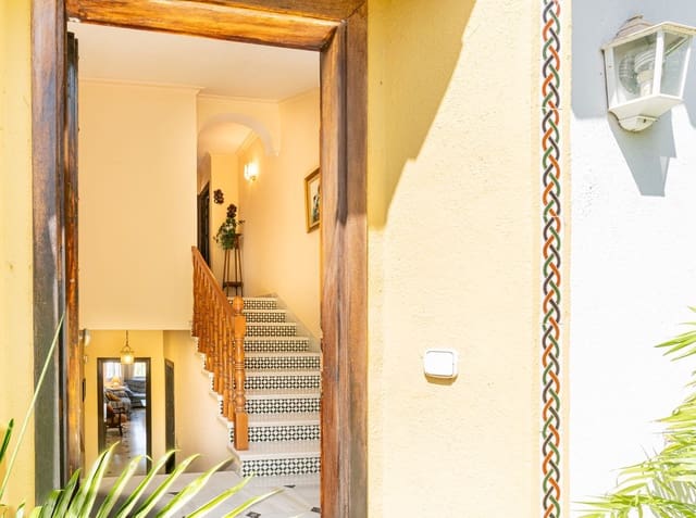 6 sovrum Villa till salu i Puerto Banus, Marbella med pool - 1 095 000 € (Ref: 9081908)
