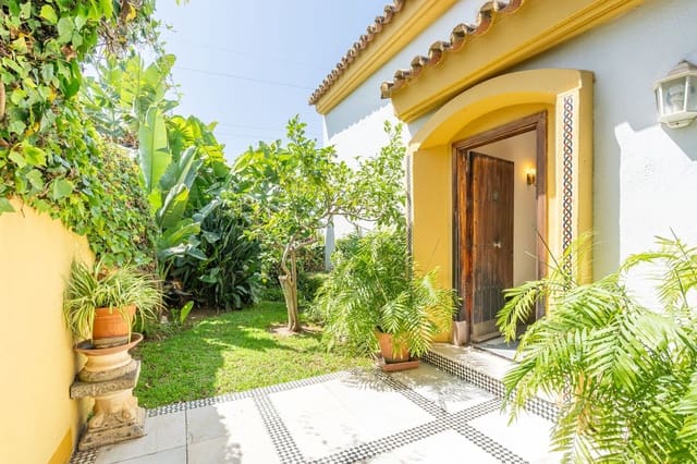 6 sovrum Villa till salu i Puerto Banus, Marbella med pool - 1 095 000 € (Ref: 9081908)