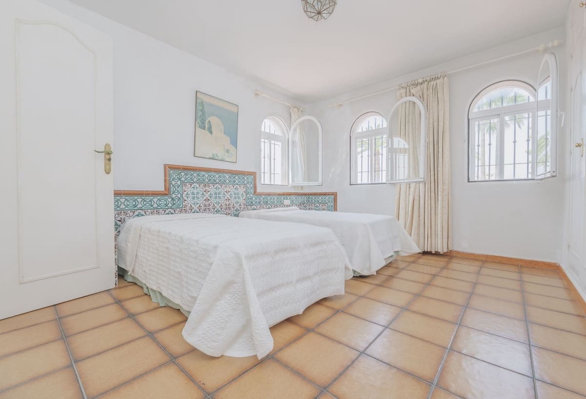 3 soveværelse Villa til salg i Marbella med swimmingpool - € 1.200.000 (Ref: 9081912)