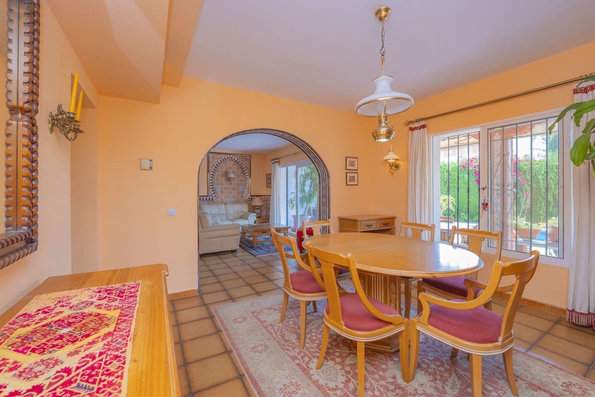 3 soveværelse Villa til salg i Marbella med swimmingpool - € 1.200.000 (Ref: 9081912)