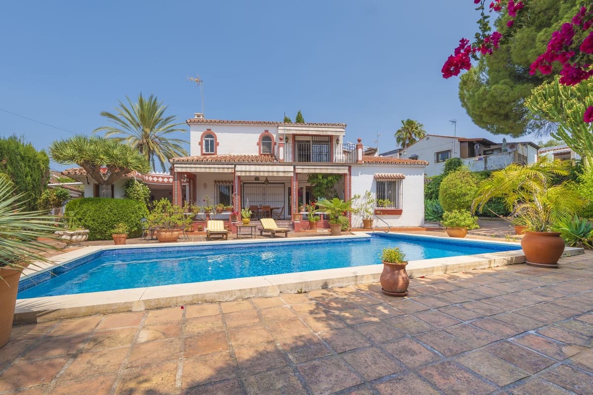 3 soveværelse Villa til salg i Marbella med swimmingpool - € 1.200.000 (Ref: 9081912)