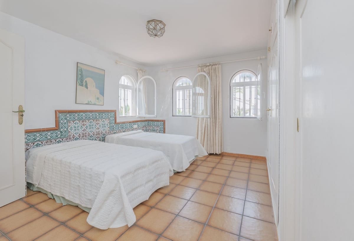 3 soveværelse Villa til salg i Marbella med swimmingpool - € 1.200.000 (Ref: 9081912)