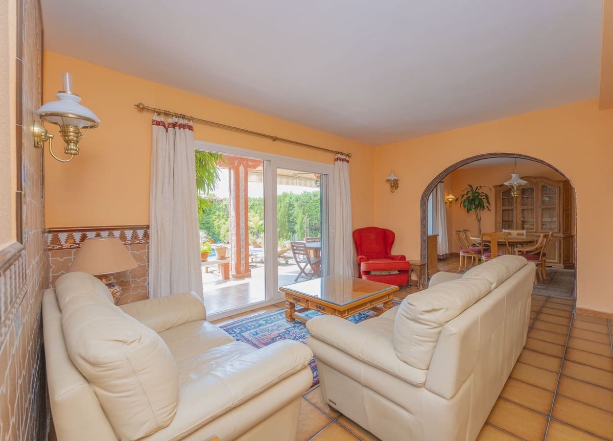 3 soveværelse Villa til salg i Marbella med swimmingpool - € 1.200.000 (Ref: 9081912)