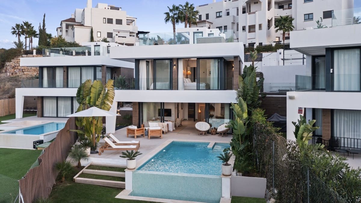 6 soveværelse Villa til salg i Estepona med swimmingpool - € 1.495.000 (Ref: 9091926)