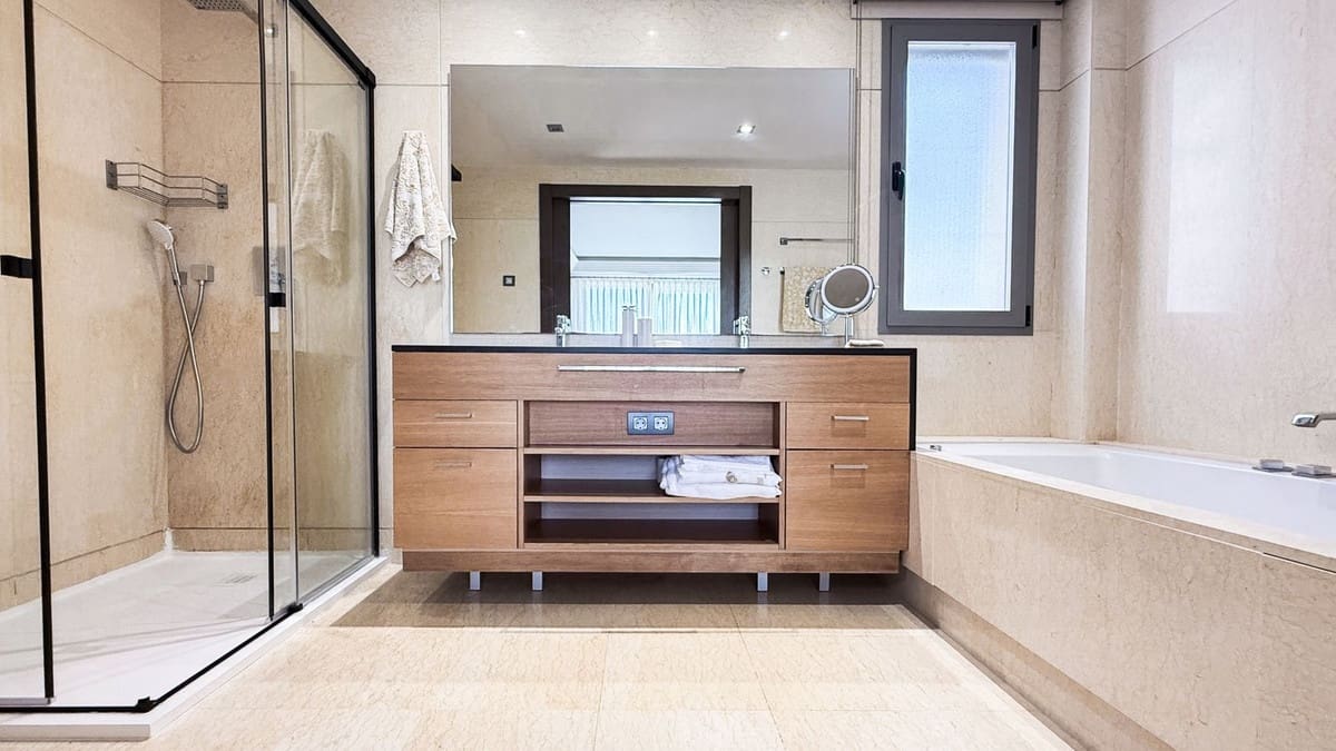 Apartamento de 3 habitaciones en Benahavís en venta con piscina - 790.000 € (Ref: 9091927)