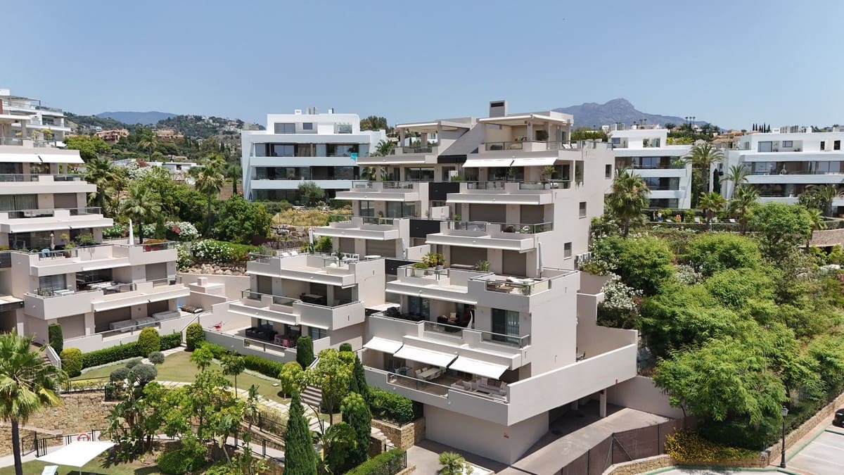 Apartamento de 3 habitaciones en Benahavís en venta con piscina - 790.000 € (Ref: 9091927)