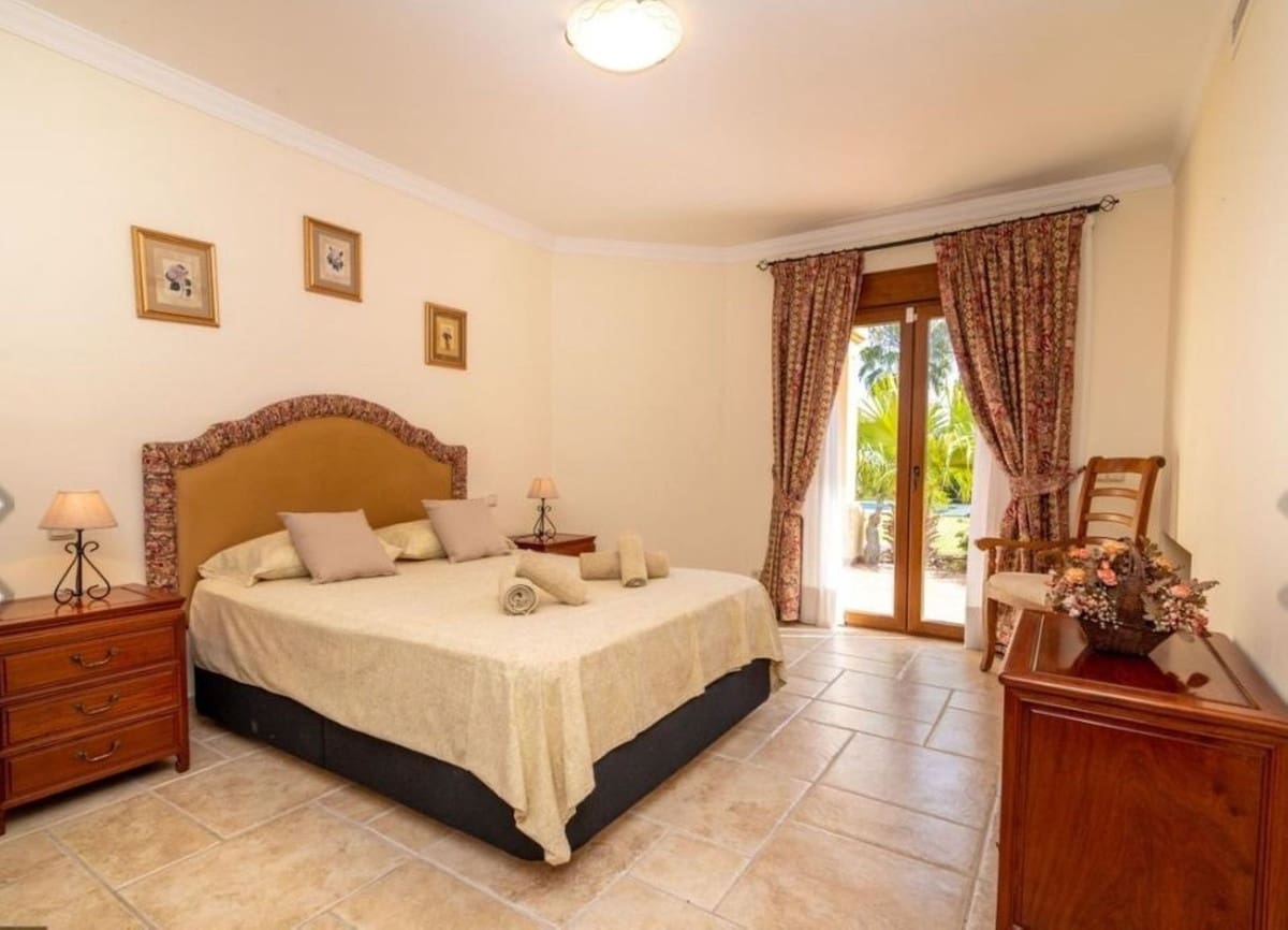 5 soveværelse Villa til salg i Los Flamingos med swimmingpool - € 2.495.000 (Ref: 9108984)