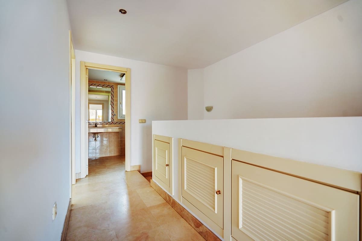 3 soveværelse Byhus til salg i Riviera del Sol med swimmingpool - € 460.000 (Ref: 9108999)