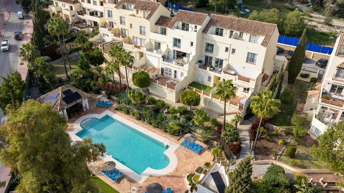 3 soveværelse Lejlighed til salg i Nueva Andalucia med swimmingpool - € 850.000 (Ref: 9152475)