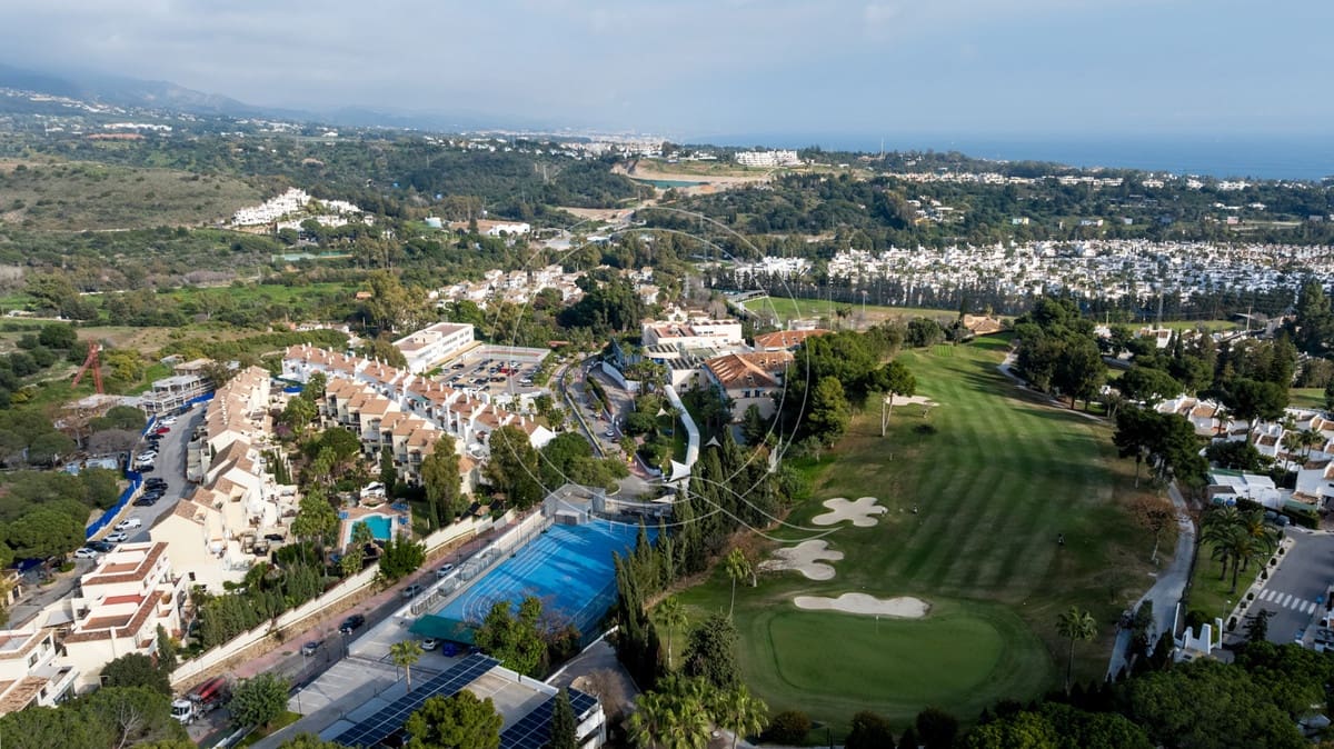 3 slaapkamer Appartement te koop in Nueva Andalucia met zwembad - € 850.000 (Ref: 9152475)