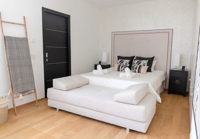 Casa de 2 habitaciones en Sierra Blanca, Marbella en venta con piscina - 1.400.000 € (Ref: 9164042)