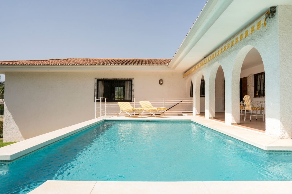 3 soveværelse Villa til salg i San Pedro de Alcantara med swimmingpool - € 1.095.000 (Ref: 9177778)