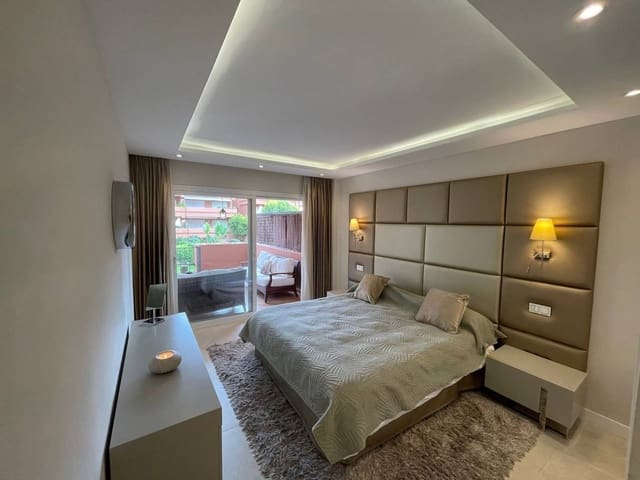 2 slaapkamer Appartement te koop in Puerto Banus, Marbella met zwembad - € 740.000 (Ref: 9177781)