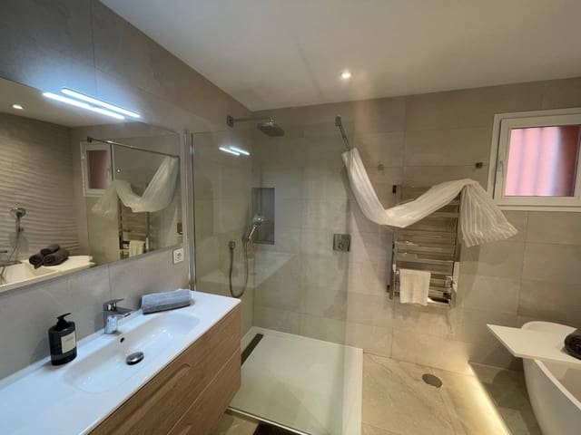 2 slaapkamer Appartement te koop in Puerto Banus, Marbella met zwembad - € 740.000 (Ref: 9177781)