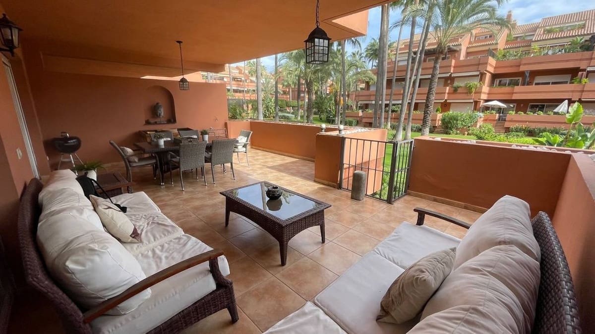 2 slaapkamer Appartement te koop in Puerto Banus met zwembad - € 740.000 (Ref: 9177781)