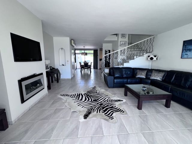 3 soveværelse Byhus til salg i Miraflores, Mijas med swimmingpool - € 550.000 (Ref: 9177783)