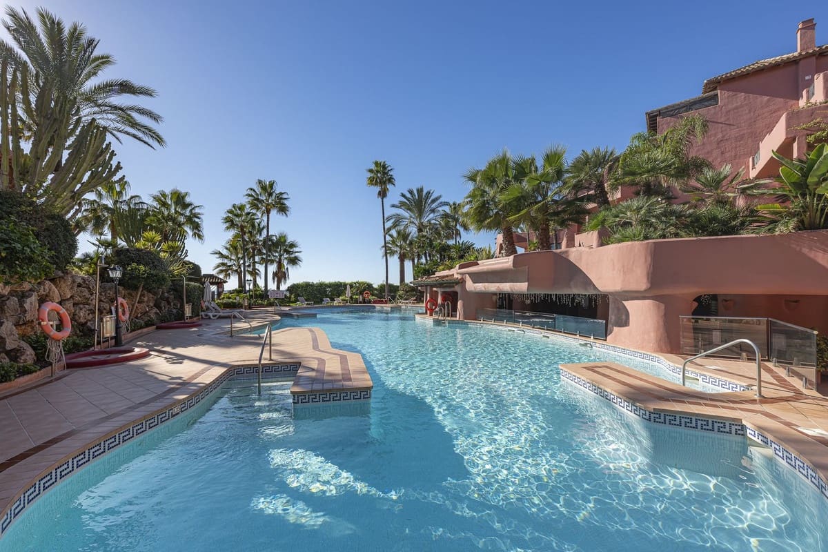 Apartamento de 3 habitaciones en Guadalmansa en venta con piscina - 2.350.000 € (Ref: 9206900)