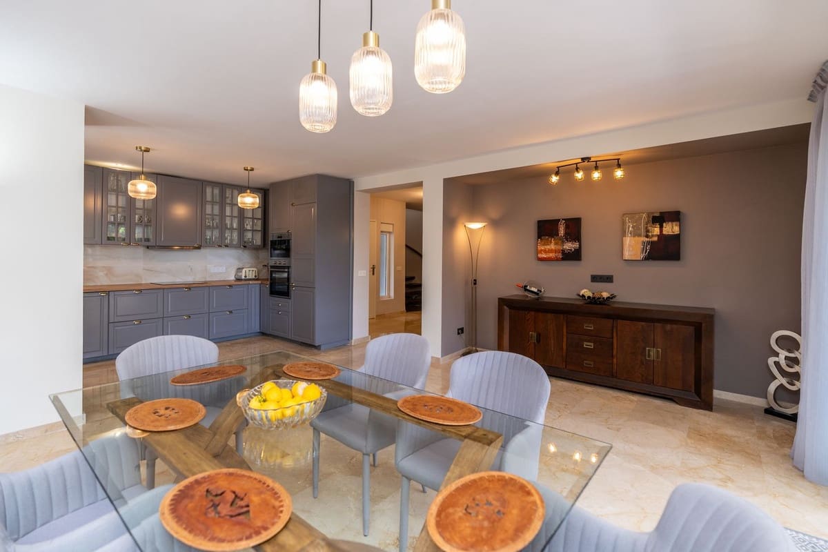 4 bedroom Villa for sale in Marbella with pool - € 1,290,000 (Ref: 9217786)