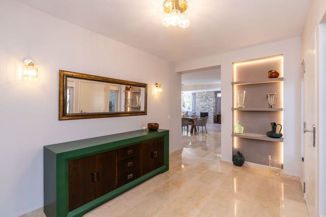 4 makuuhuone Huvila myytävänä paikassa Marbesa, Marbella mukana uima-altaan 
autotalli - 1 180 000 € (Ref: 9217786)