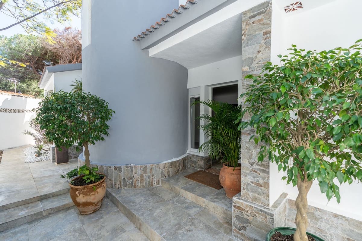 4 slaapkamer Villa te koop in Marbella met zwembad garage - € 1.180.000 (Ref: 9217786)