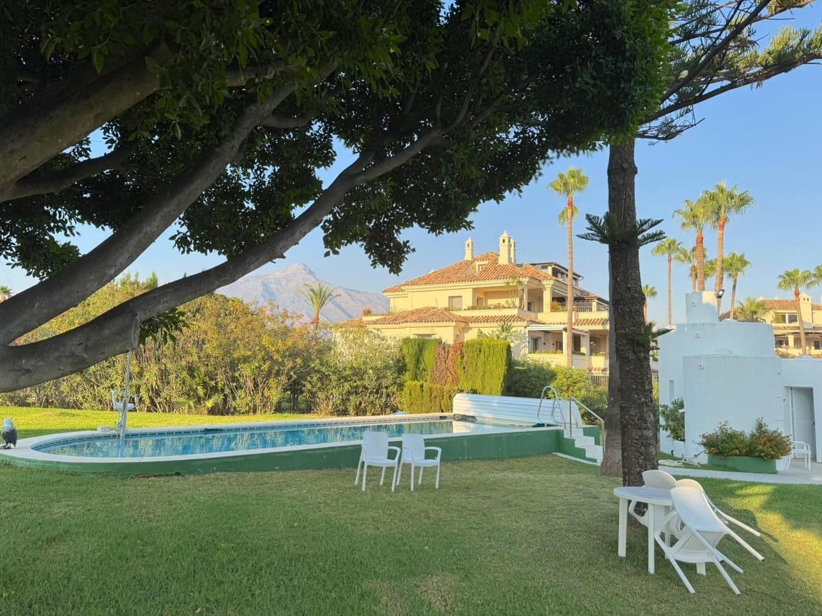 2 sovrum Lägenhet till salu i Nueva Andalucia med pool - 590 000 € (Ref: 9324355)