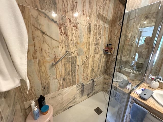 Apartamento de 2 habitaciones en Los Naranjos, Marbella en venta con piscina - 590.000 € (Ref: 9324355)