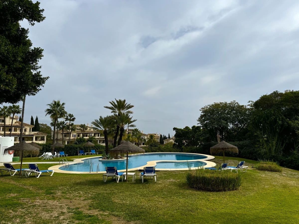 2 sovrum Lägenhet till salu i Nueva Andalucia med pool - 590 000 € (Ref: 9324355)