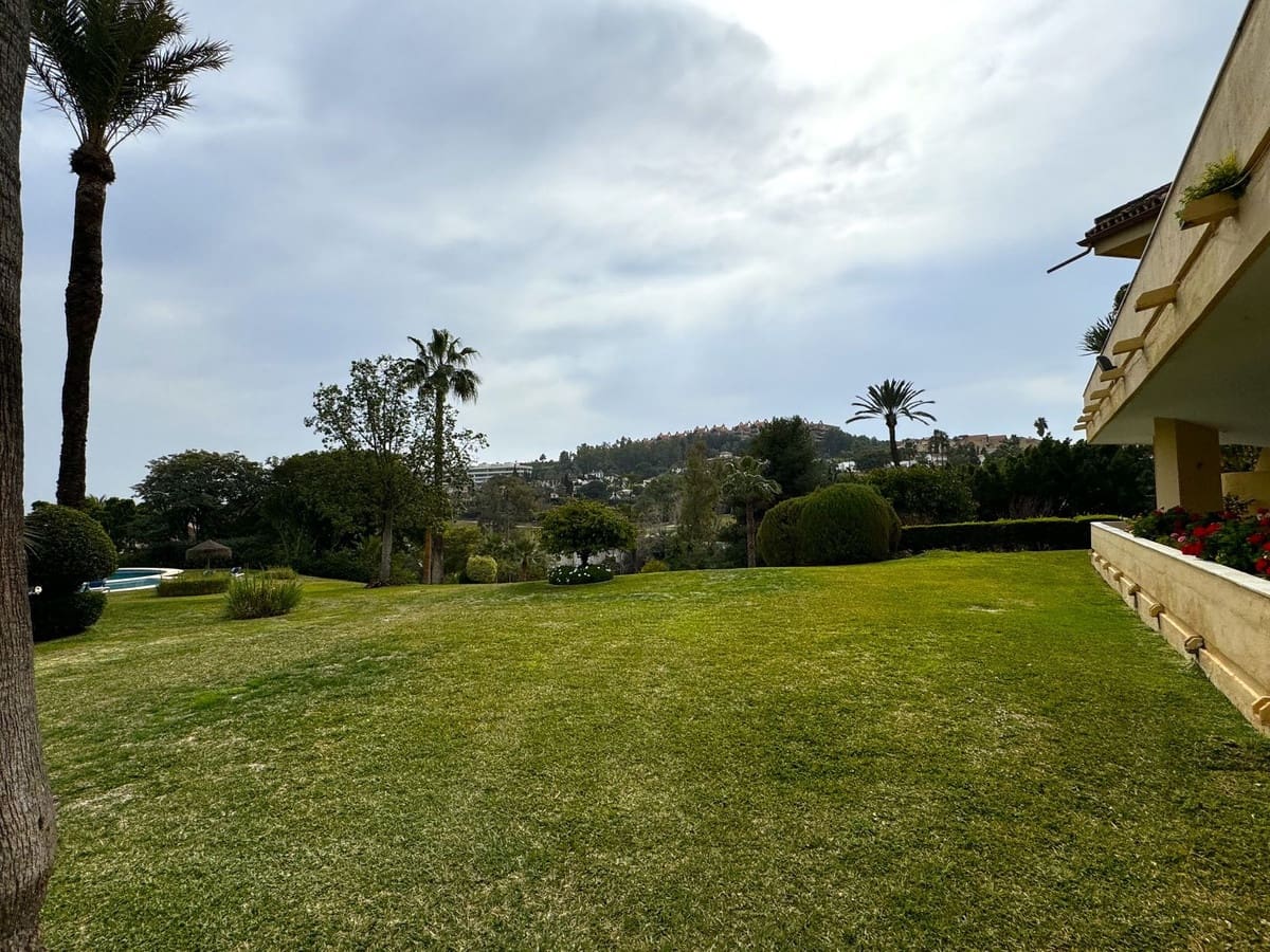 2 sovrum Lägenhet till salu i Nueva Andalucia med pool - 590 000 € (Ref: 9324355)