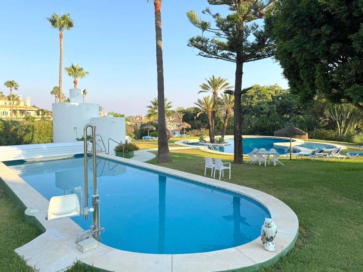 2 sovrum Lägenhet till salu i Nueva Andalucia med pool - 590 000 € (Ref: 9324355)