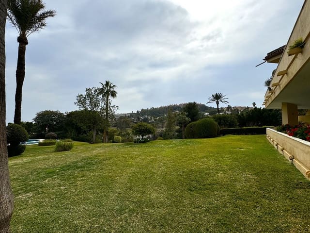 Apartamento de 2 habitaciones en Los Naranjos, Marbella en venta con piscina - 590.000 € (Ref: 9324355)