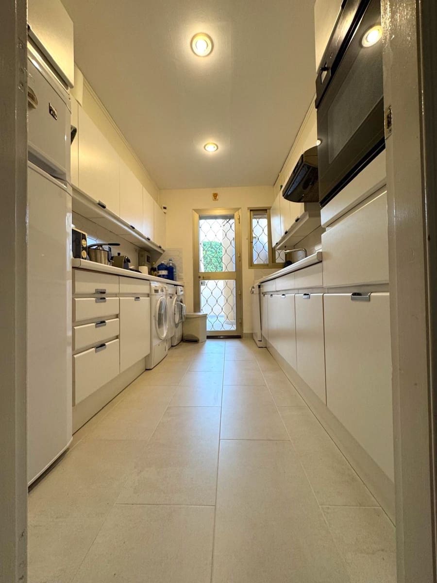2 soverom Leilighet til salgs i Nueva Andalucia med svømmebasseng - € 590 000 (Ref: 9324355)