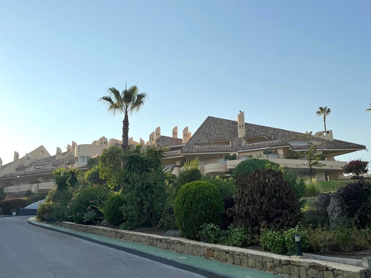 2 soverom Leilighet til salgs i Nueva Andalucia med svømmebasseng - € 590 000 (Ref: 9324355)