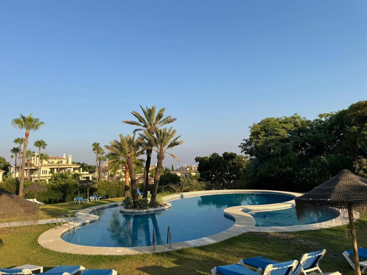 2 soverom Leilighet til salgs i Nueva Andalucia med svømmebasseng - € 590 000 (Ref: 9324355)