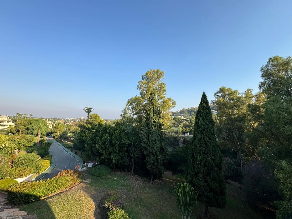 2 soverom Leilighet til salgs i Nueva Andalucia med svømmebasseng - € 590 000 (Ref: 9324355)