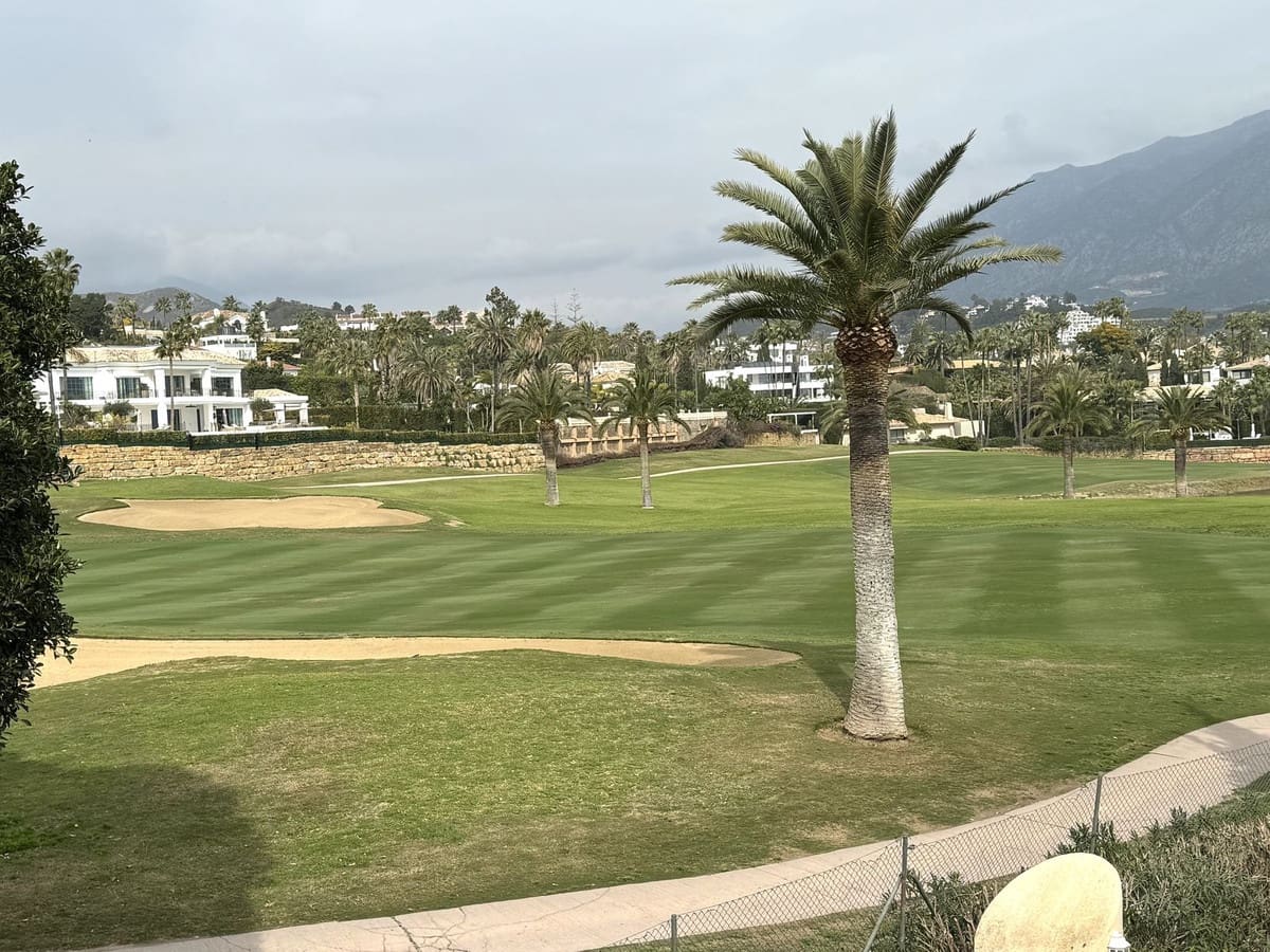 2 soverom Leilighet til salgs i Nueva Andalucia med svømmebasseng - € 590 000 (Ref: 9324355)