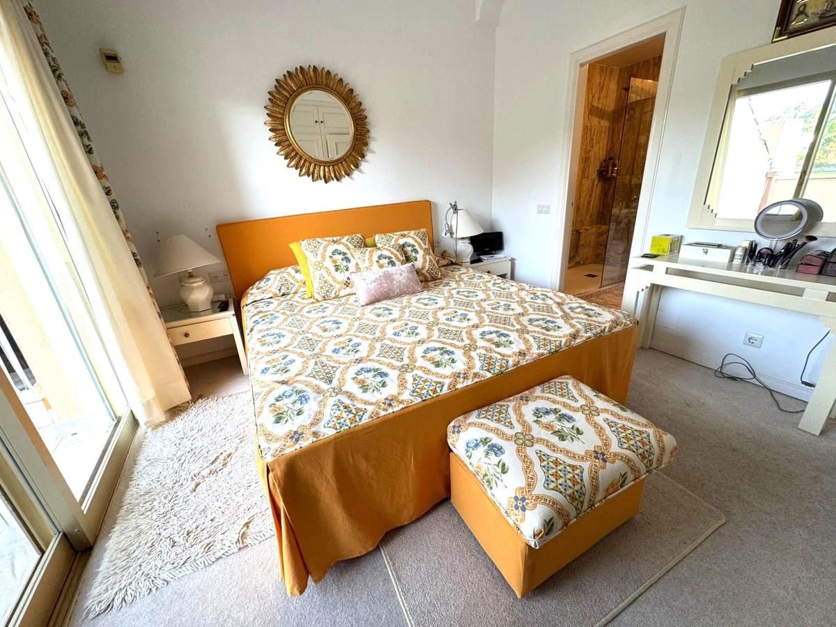 2 soverom Leilighet til salgs i Nueva Andalucia med svømmebasseng - € 590 000 (Ref: 9324355)