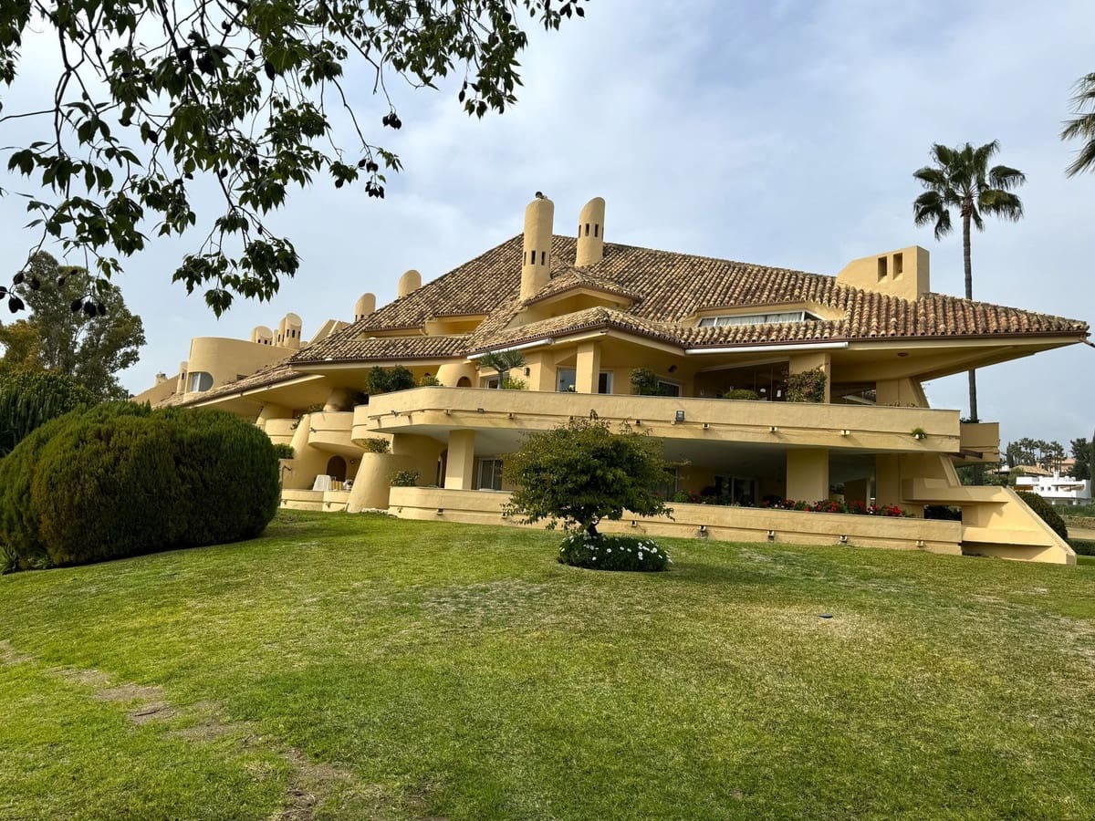 2 soverom Leilighet til salgs i Nueva Andalucia med svømmebasseng - € 590 000 (Ref: 9324355)