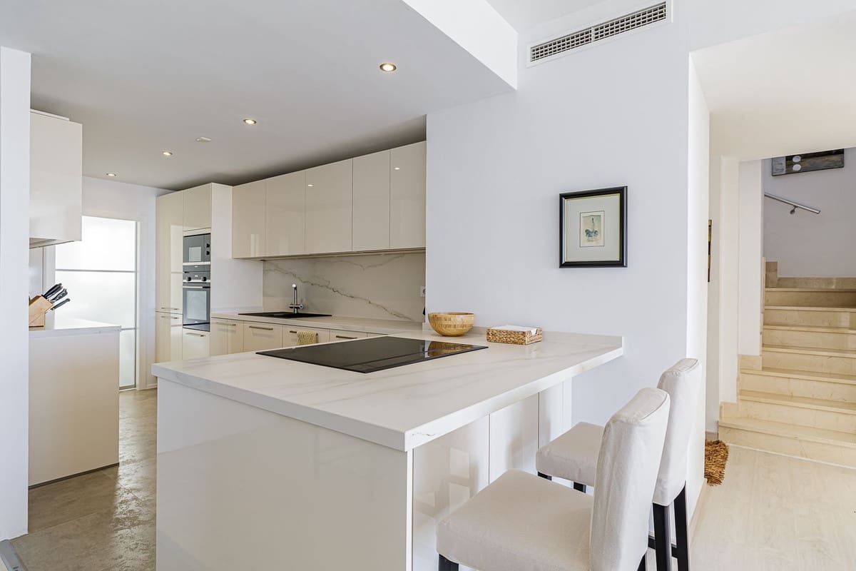 2 soverom Leilighet til salgs i Nueva Andalucia med svømmebasseng - € 995 000 (Ref: 9338523)