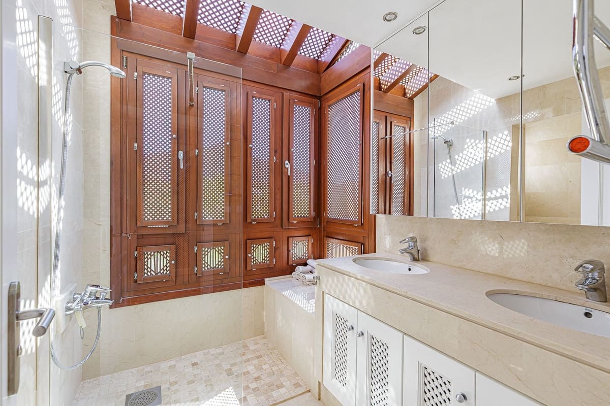 2 soverom Leilighet til salgs i Nueva Andalucia med svømmebasseng - € 995 000 (Ref: 9338523)