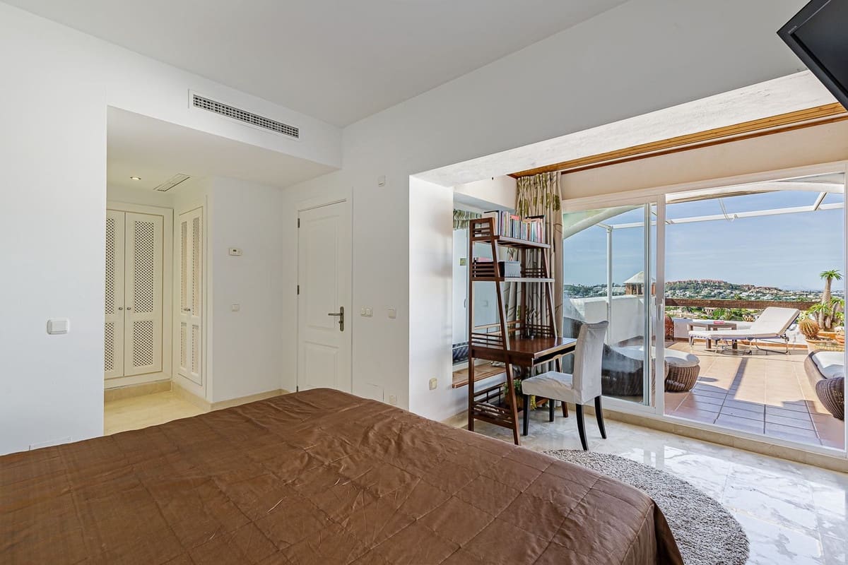 2 soverom Leilighet til salgs i Nueva Andalucia med svømmebasseng - € 995 000 (Ref: 9338523)