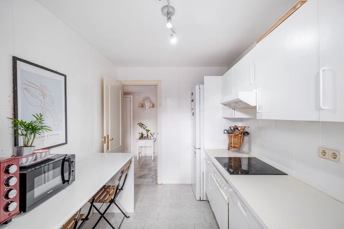 2 slaapkamer Appartement te koop in Nueva Andalucia met zwembad - € 395.000 (Ref: 9342161)