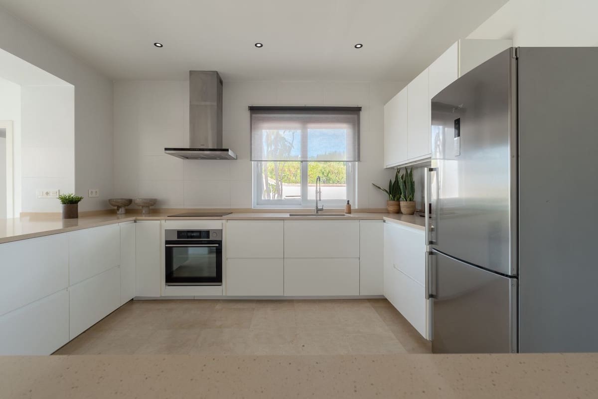 4 slaapkamer Villa te koop in Guadalmina met zwembad - € 1.695.000 (Ref: 9367782)