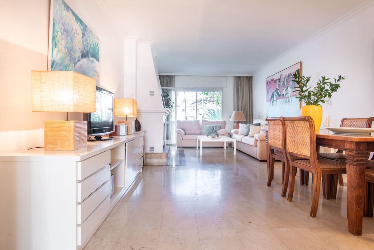 2 makuuhuone Huoneisto myytävänä paikassa San Pedro de Alcantara mukana uima-altaan - 659 000 € (Ref: 9379334)