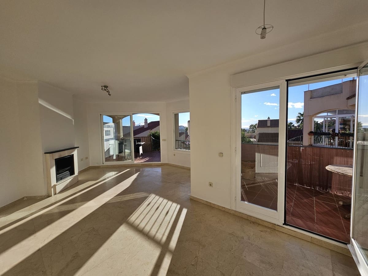 3 makuuhuone Omakotitalo myytävänä paikassa Riviera del Sol mukana uima-altaan - 388 000 € (Ref: 9417482)