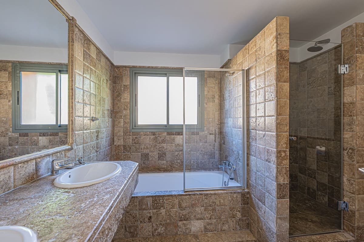 2 soverom Leilighet til salgs i Estepona med svømmebasseng - € 420 000 (Ref: 9424484)