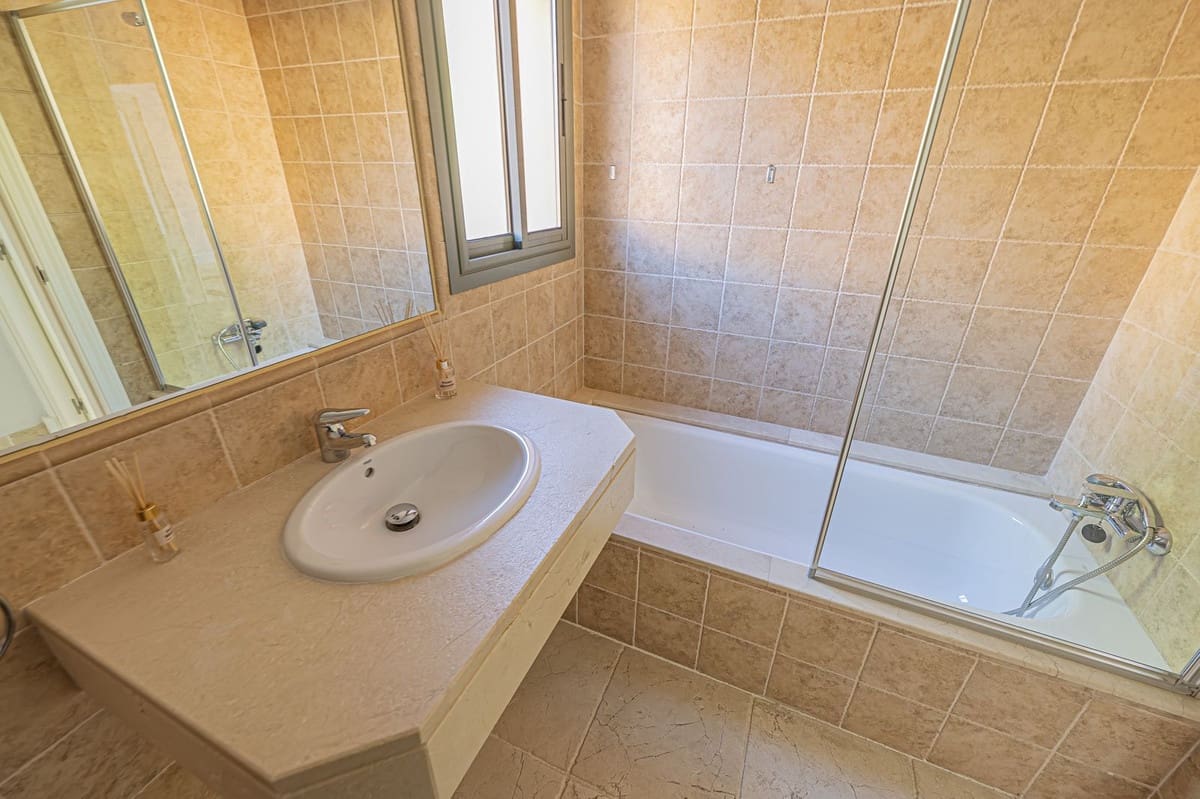 2 soverom Leilighet til salgs i Estepona med svømmebasseng - € 420 000 (Ref: 9424484)