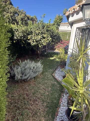 4 soveværelse Villa til salg i Calahonda, Mijas med swimmingpool - € 950.000 (Ref: 9424487)