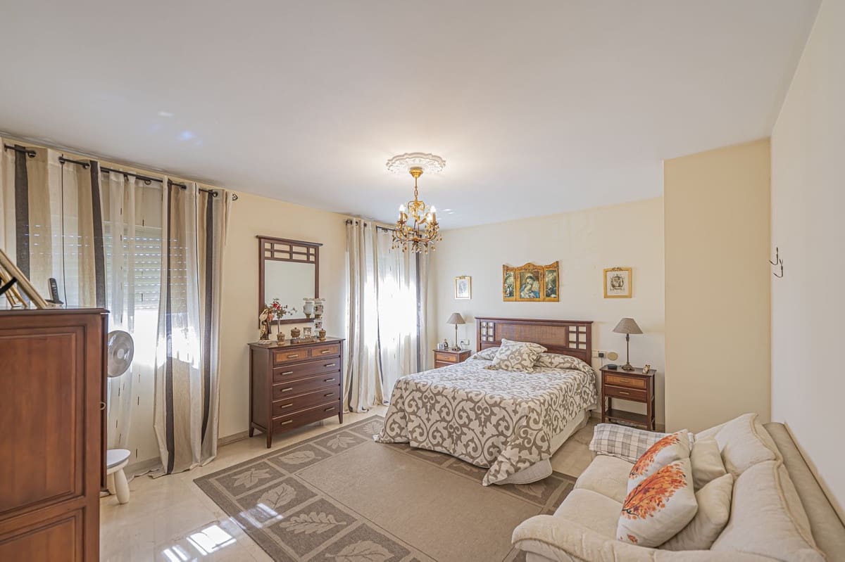 4 sypialnia Willa na sprzedaż w Marbella z basenem - 1 150 000 € (Ref: 9424491)